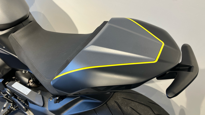 Ducati Diavel V4 - Dark Stealth Yellow (25MY)
